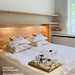 לינה וארוחת בוקר Heaven At 11, Your Deluxe With Personal Bathroom, Kitchenette & Terrace גנט