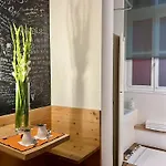Heaven At 11, Your Deluxe With Personal Bathroom, Kitchenette & Terrace לינה וארוחת בוקר